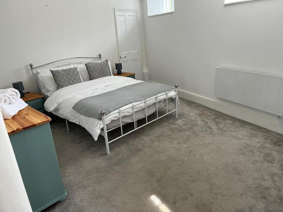 2 Bedroom Cottage In Old Town 스윈던 외부 사진