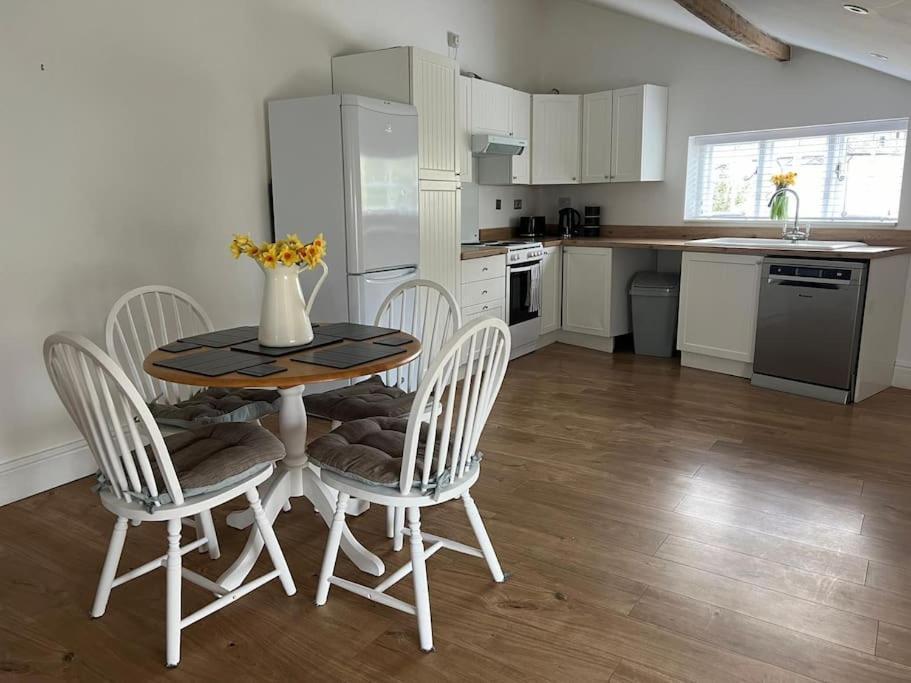 2 Bedroom Cottage In Old Town 스윈던 외부 사진