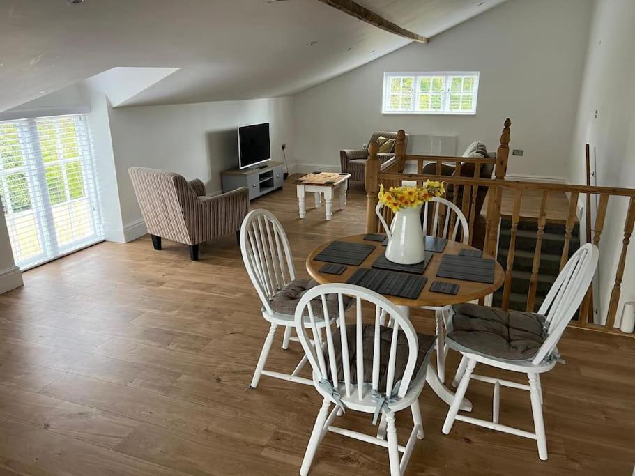 2 Bedroom Cottage In Old Town 스윈던 외부 사진